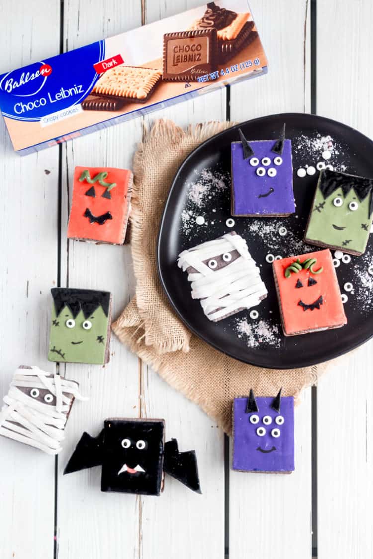 easy halloween decorated sandwich cookies