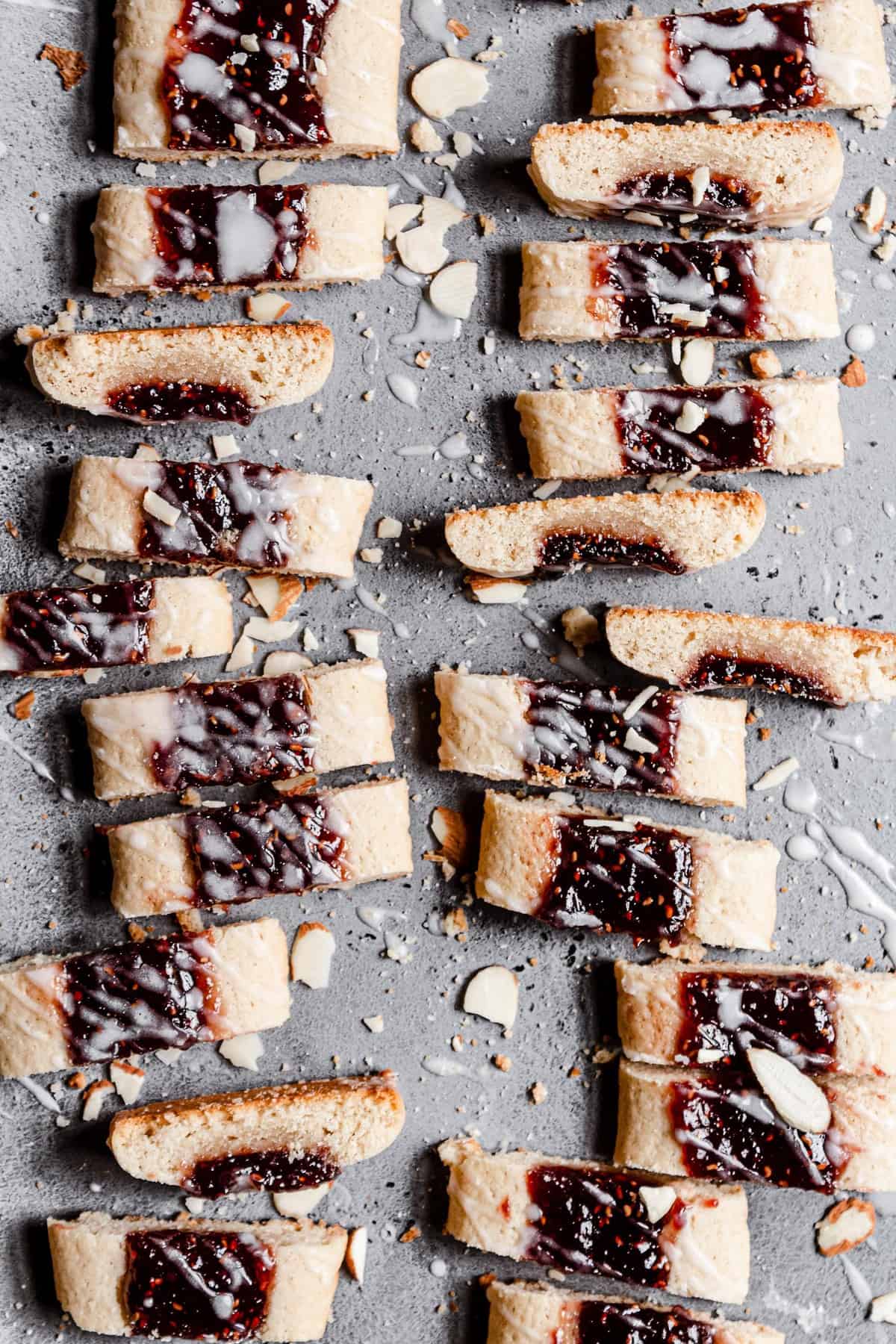 Almond cookies with jam