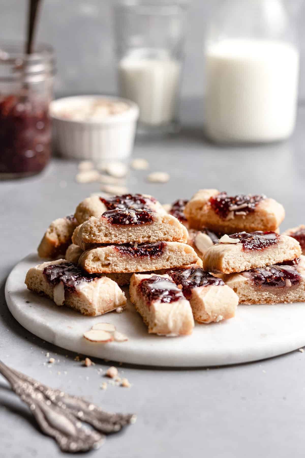 Almond cookies with jam