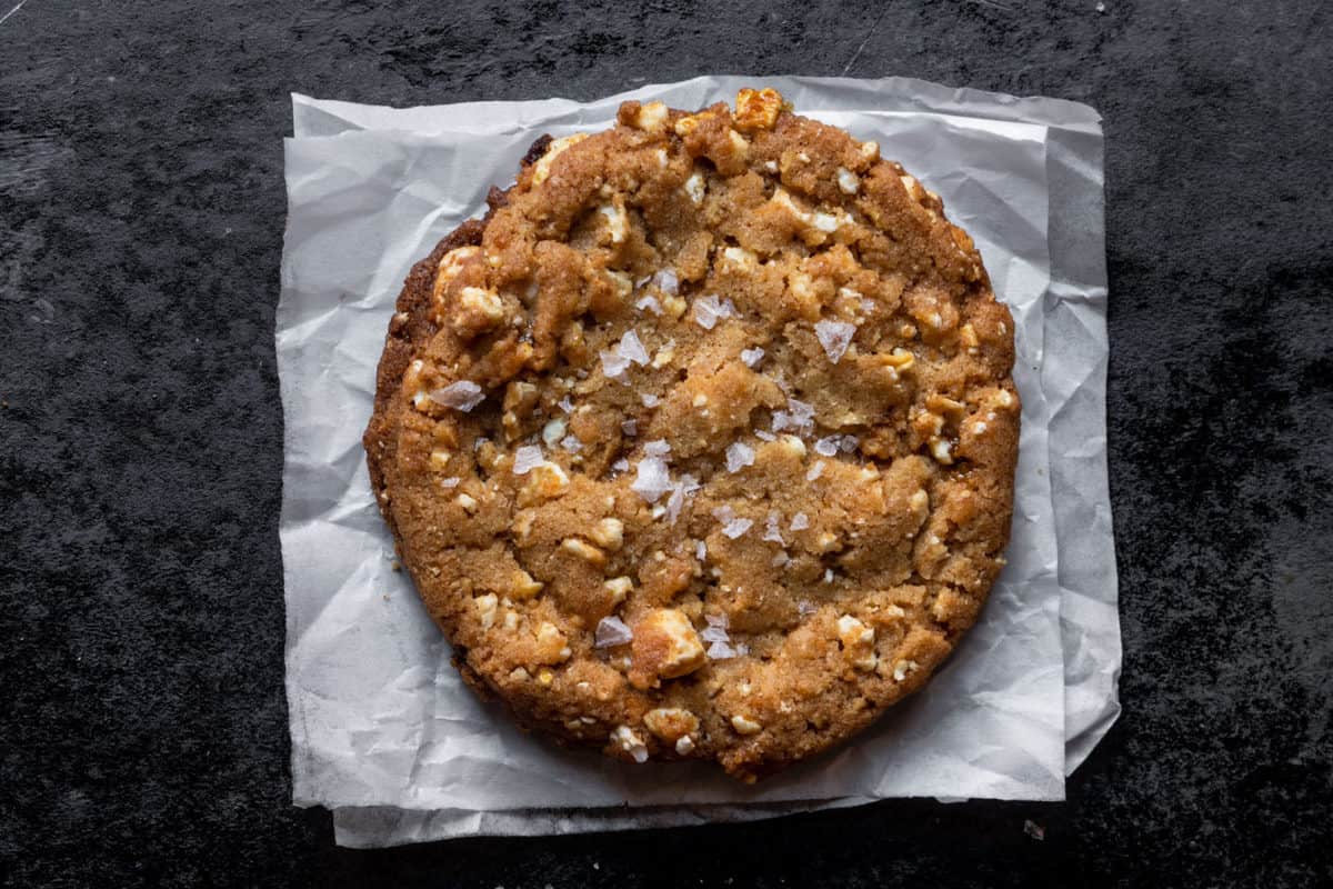 These caramel popcorn cookies are crisp, sticky and so delicious