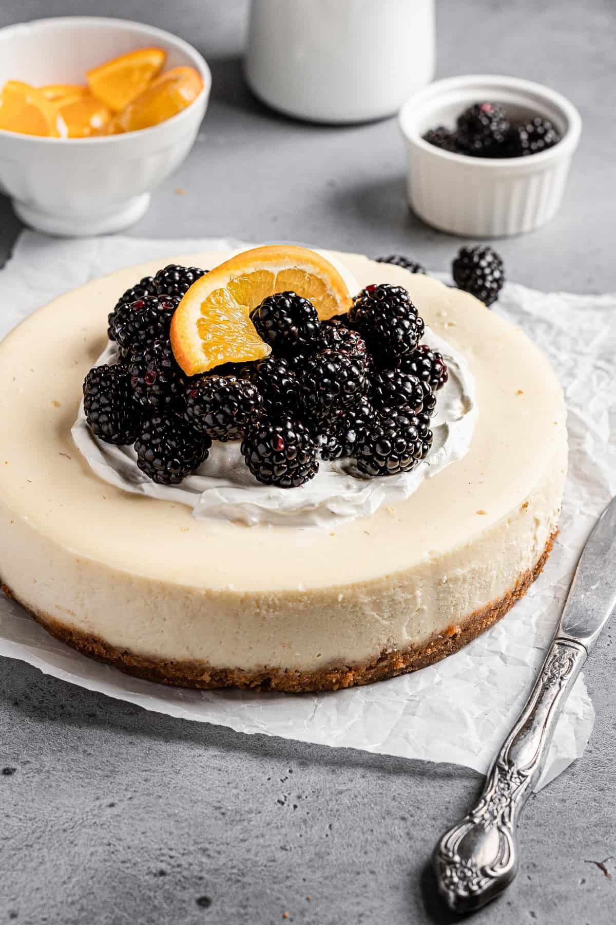 Vanilla cheese cake with fresh blackberries