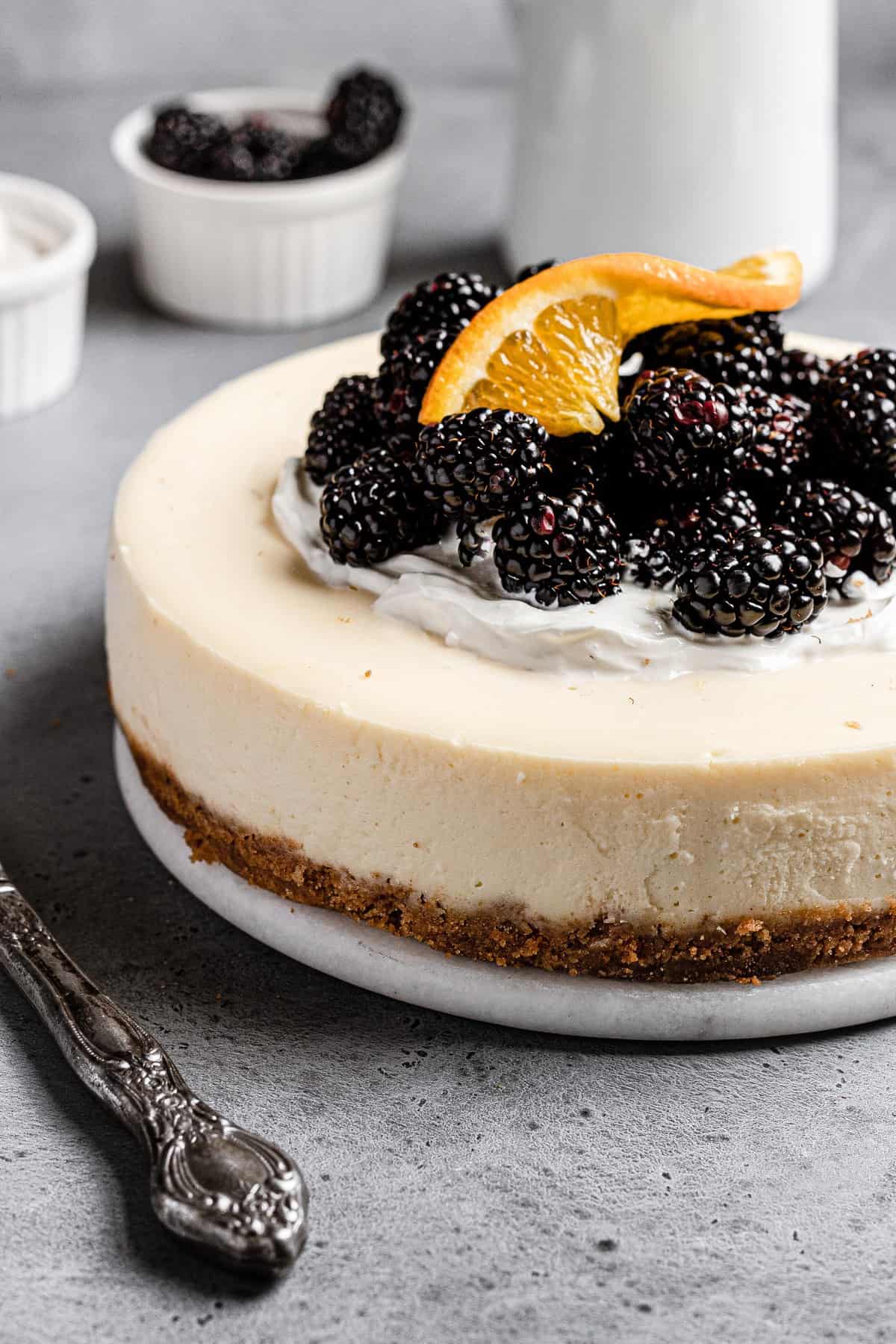 Vanilla cheese cake with fresh blackberries