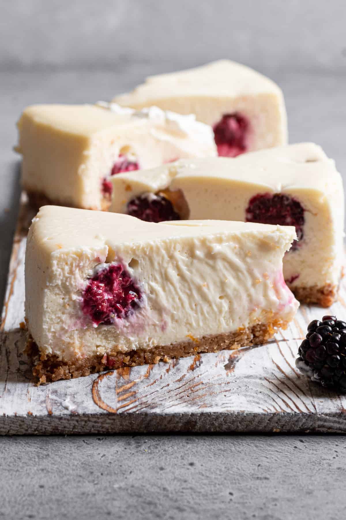 Vanilla cheese cake with fresh blackberries