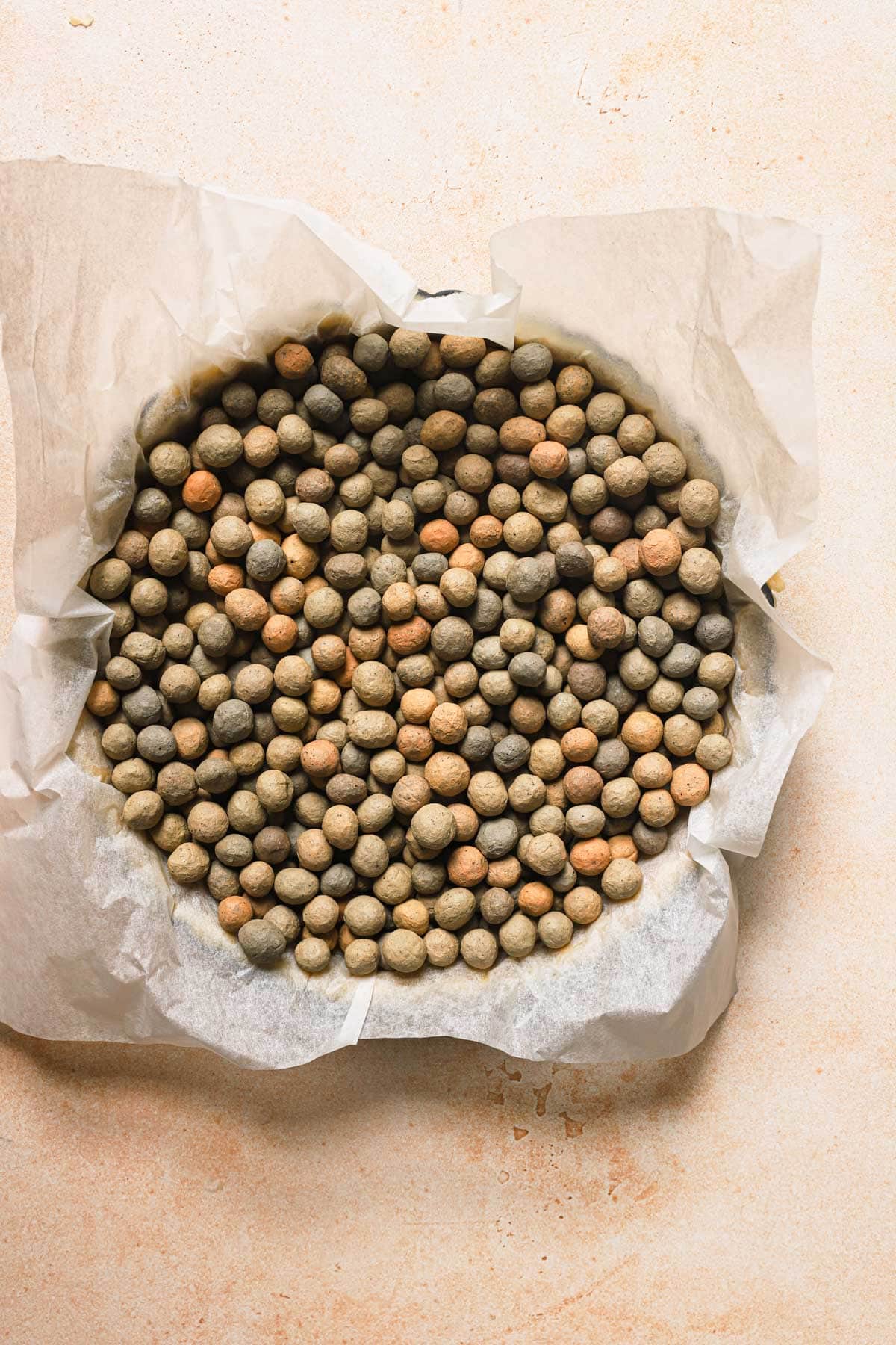 pie wieght over pate sablee.