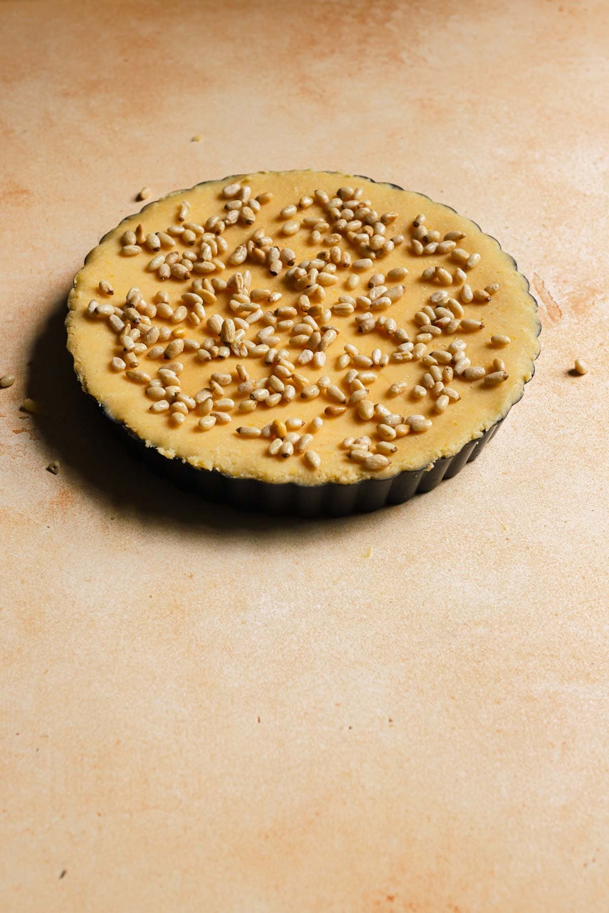 Un baked torta della nonna sprinkled with pine nuts.