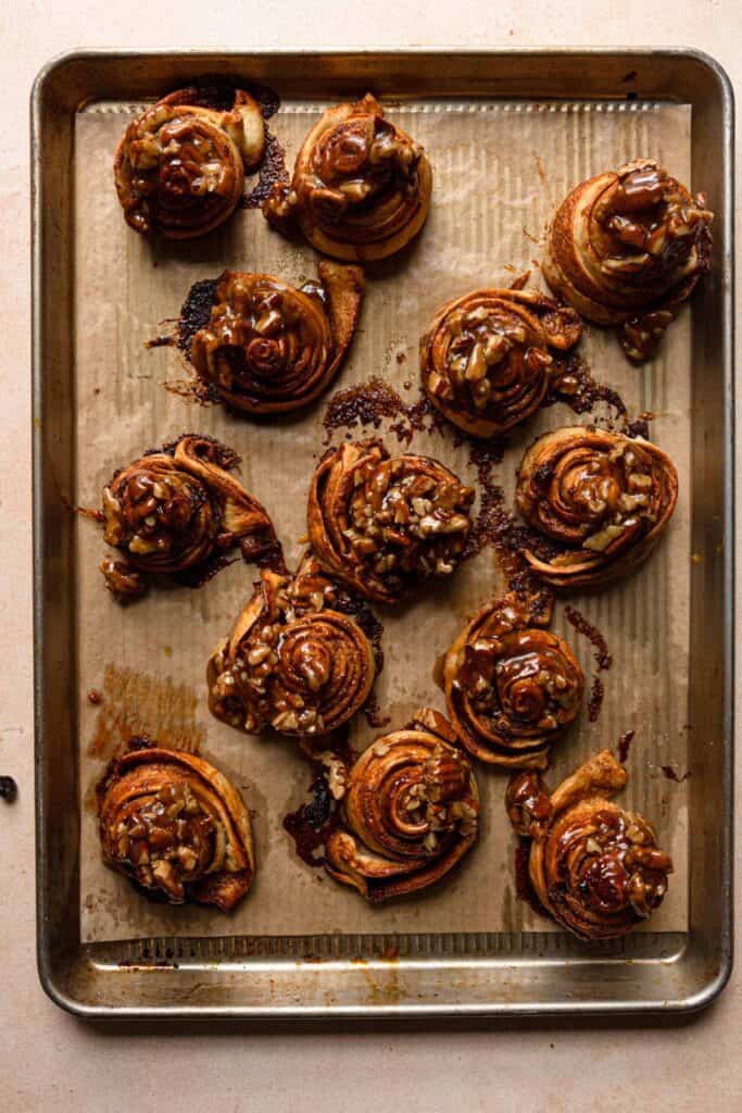 Baked schnecken topped with sticky syrup.