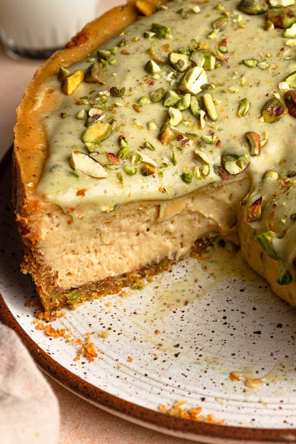 Sliced cheesecake with pistachio.
