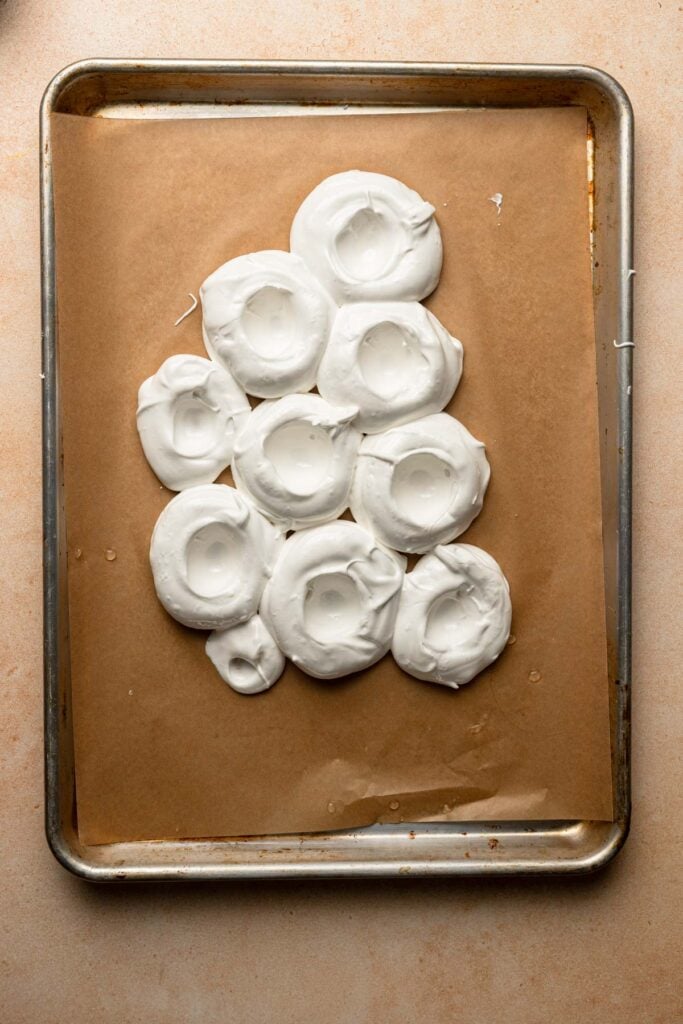 Un baked mini pavlovas