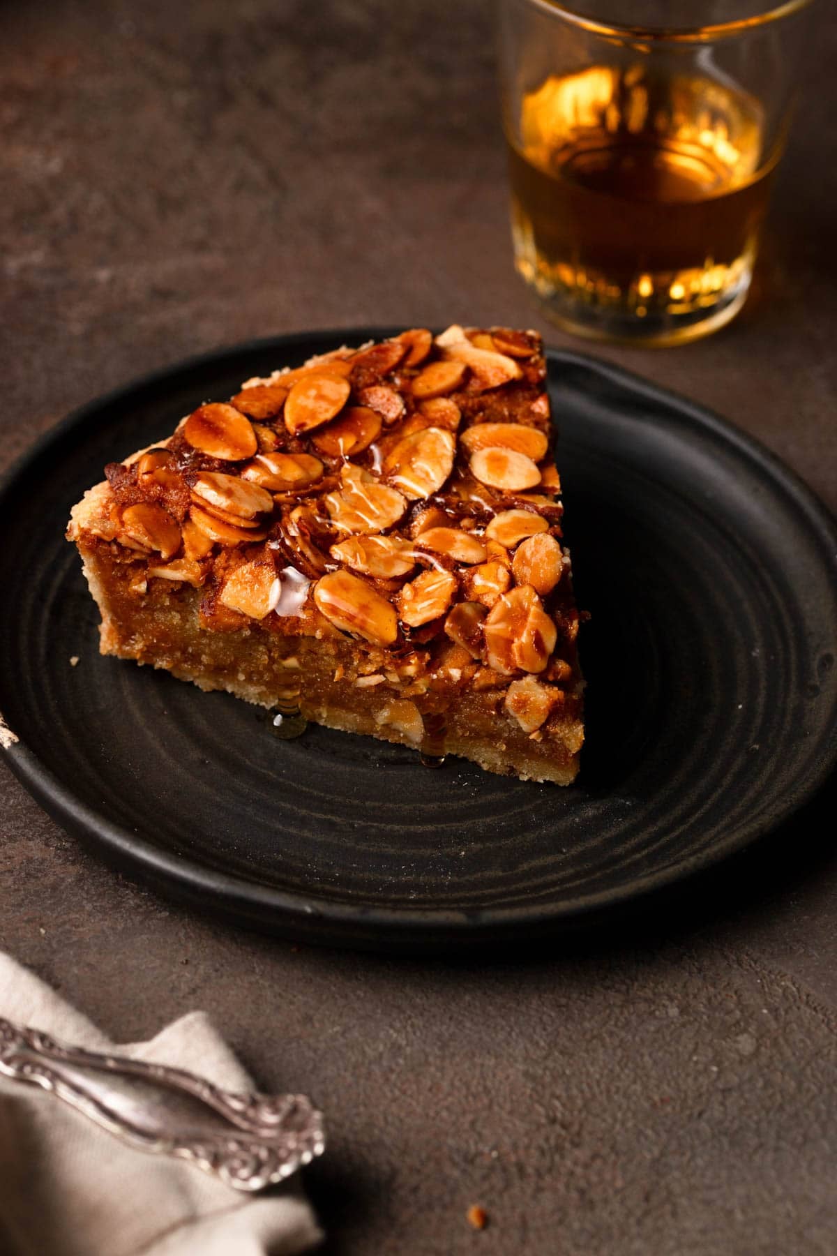 Shortcrust filled with almond cream and topped with almond-honey topping.